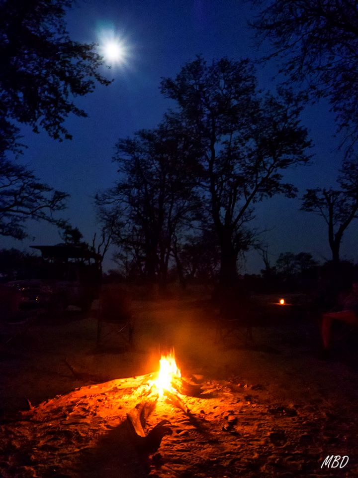 En el campamento, fuego y luna